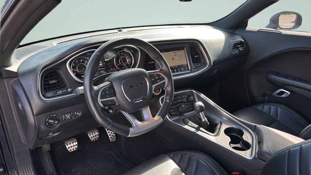 Used 2015 Dodge Challenger SRT RWD image 31