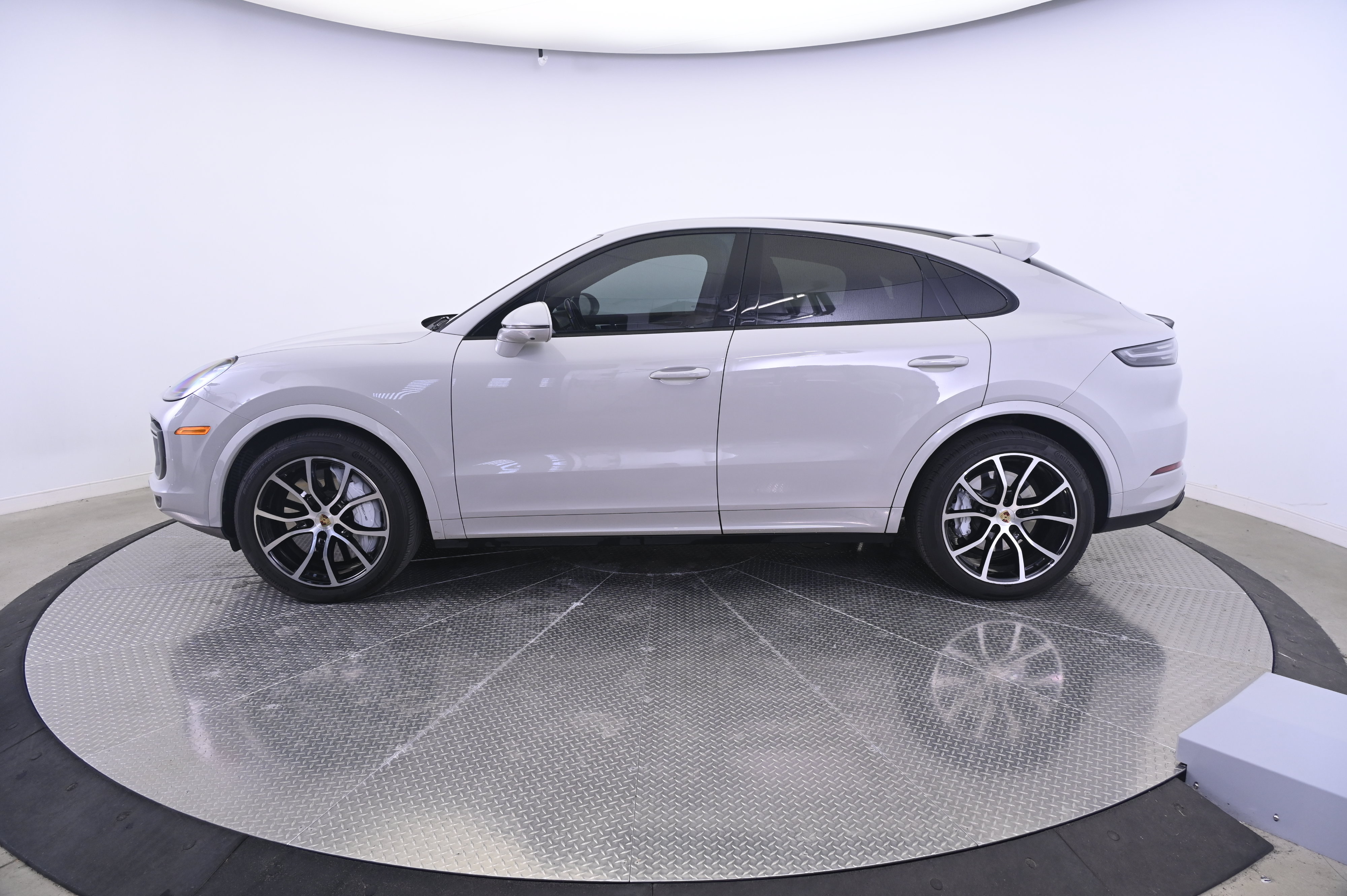 Certified 2023 Porsche Cayenne Turbo AWD/4WD image 2