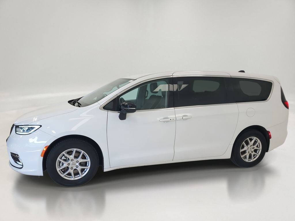 Used 2024 Chrysler Pacifica Touring-L image 3