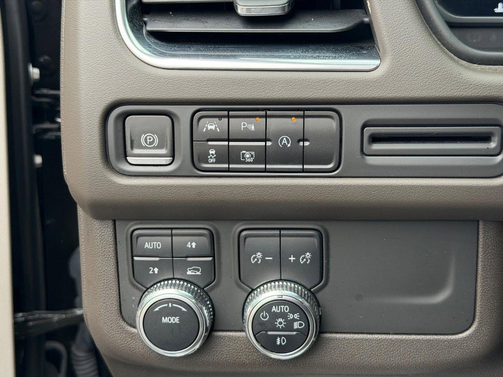 Used 2023 GMC Yukon SLT w/ SLT Luxury Package image 17