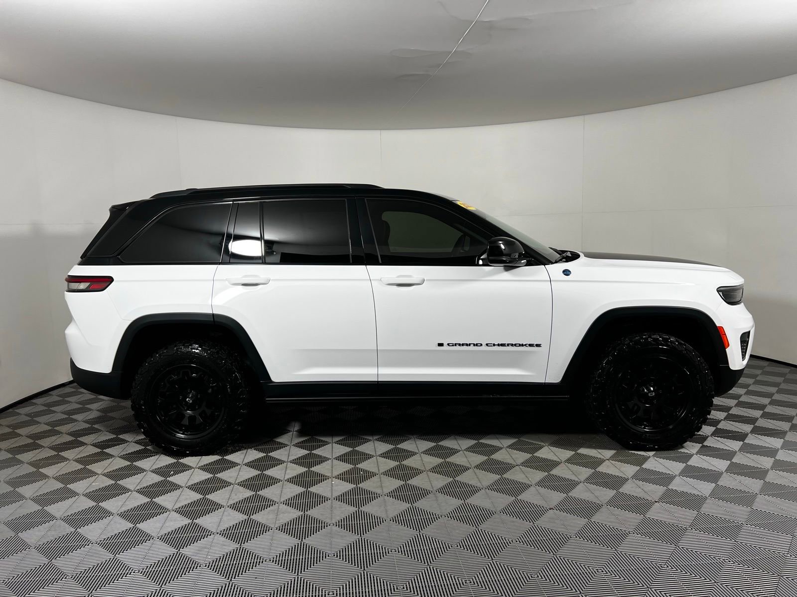 Used 2024 Jeep Grand Cherokee Trailhawk image 4