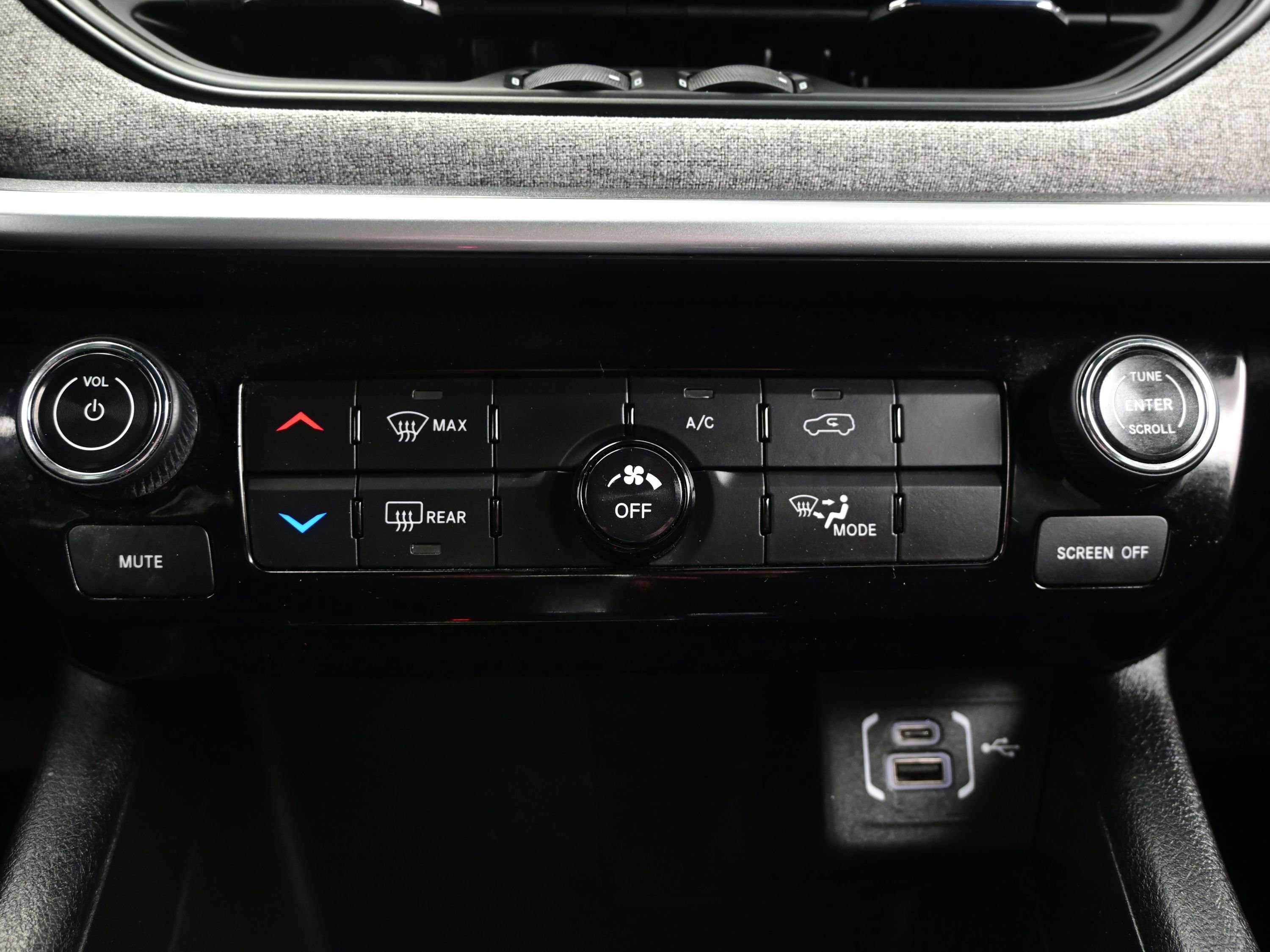 Used 2024 Jeep Compass Latitude AWD/4WD image 19