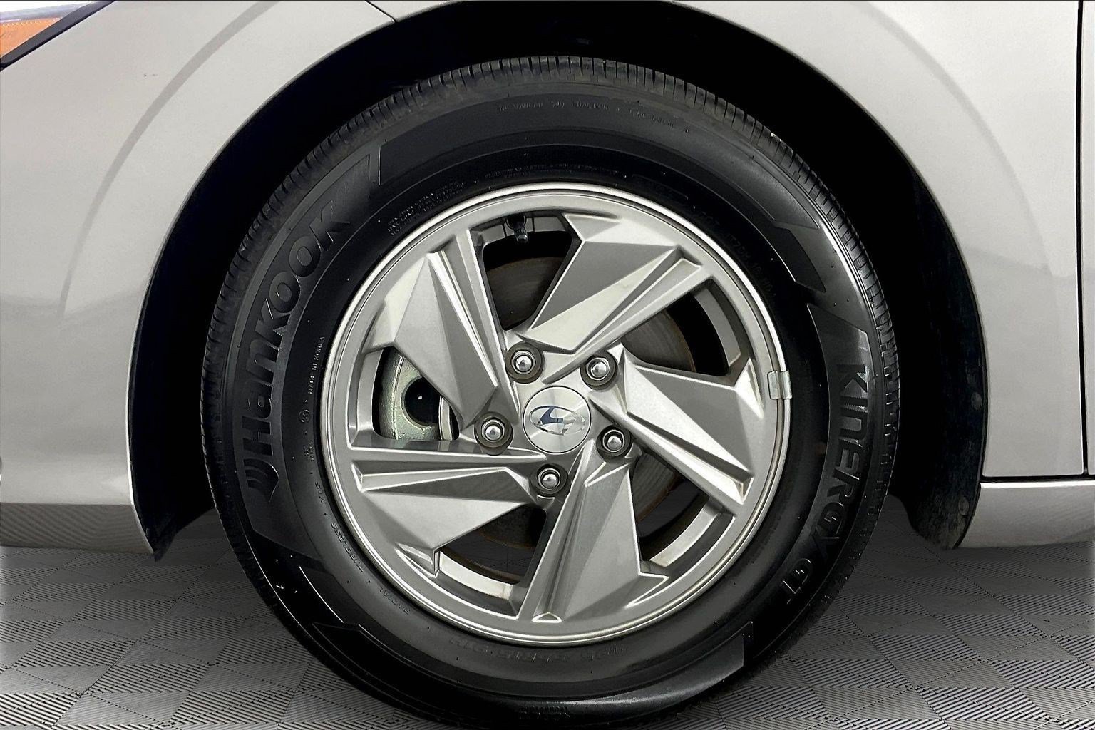 Used 2025 Hyundai Elantra SE FWD image 31
