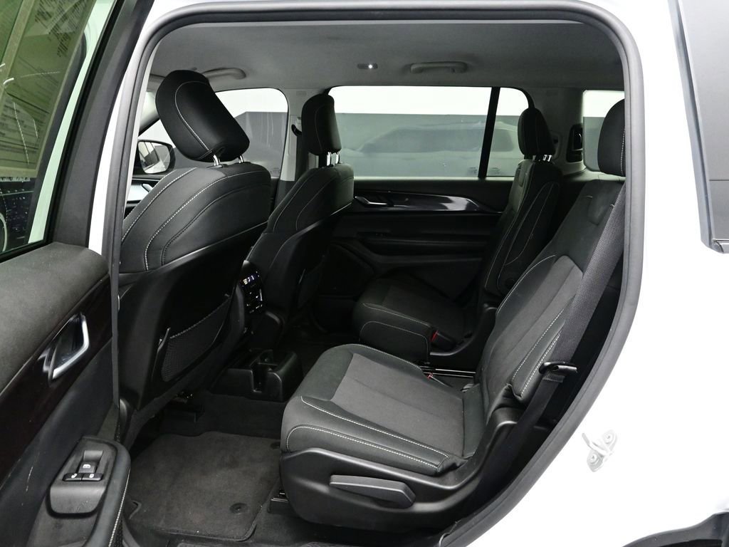 Used 2023 Jeep Grand Cherokee L Laredo image 15
