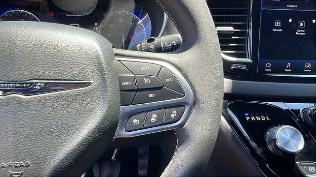 Used 2025 Chrysler Pacifica Select FWD image 23