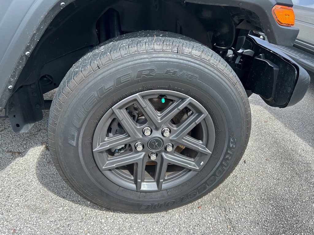 Certified 2025 Jeep Gladiator Sport AWD/4WD image 4