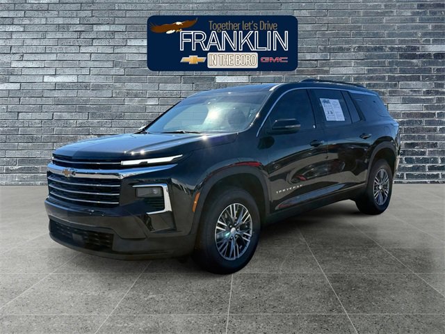 Used 2025 Chevrolet Traverse LT image 1