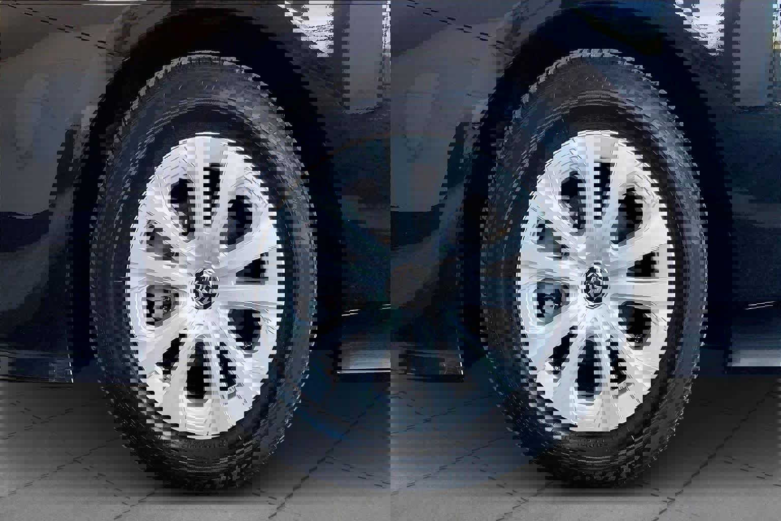 Used 2022 Toyota Prius L Eco image 11