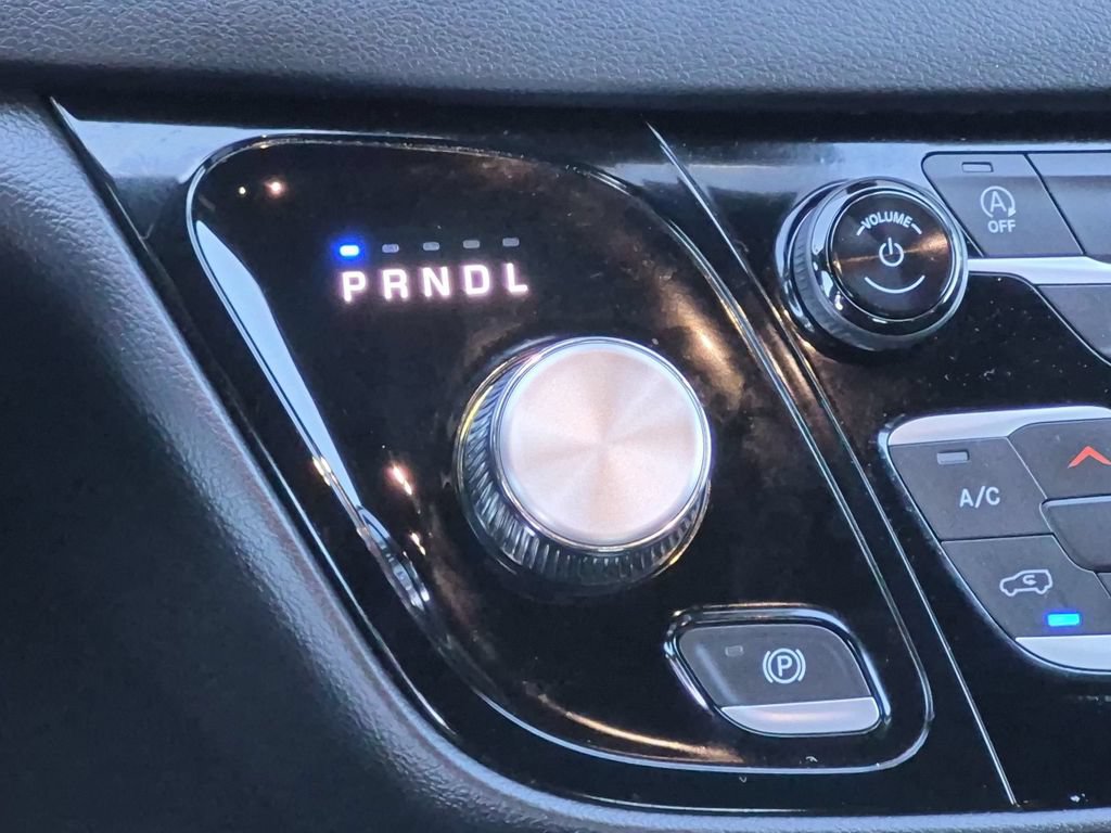 Used 2025 Chrysler Pacifica Select FWD image 28