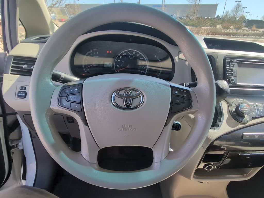 Used 2013 Toyota Sienna LE w/ Towing Pkg image 12