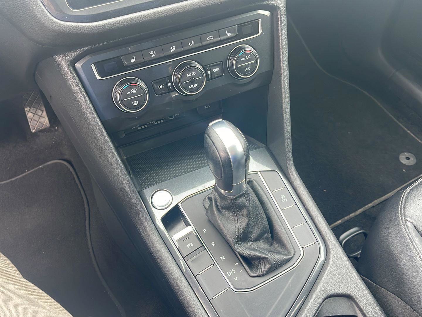 Used 2019 Volkswagen Tiguan SE w/ Panoramic Sunroof Package image 12