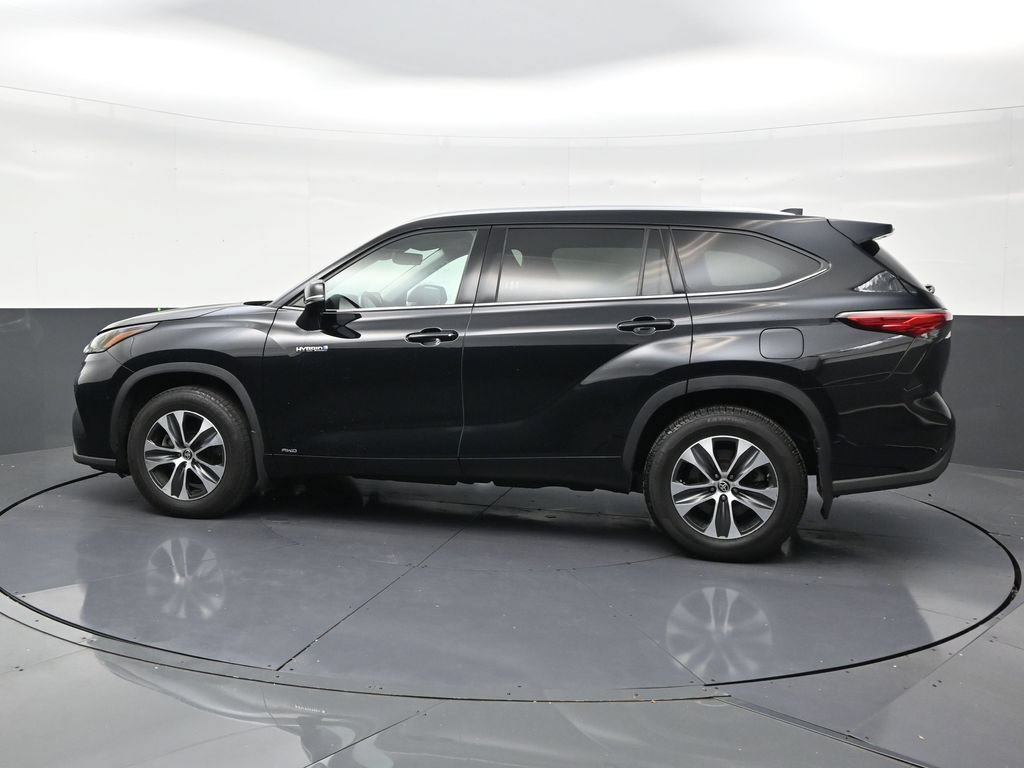 Used 2021 Toyota Highlander XLE AWD/4WD image 2