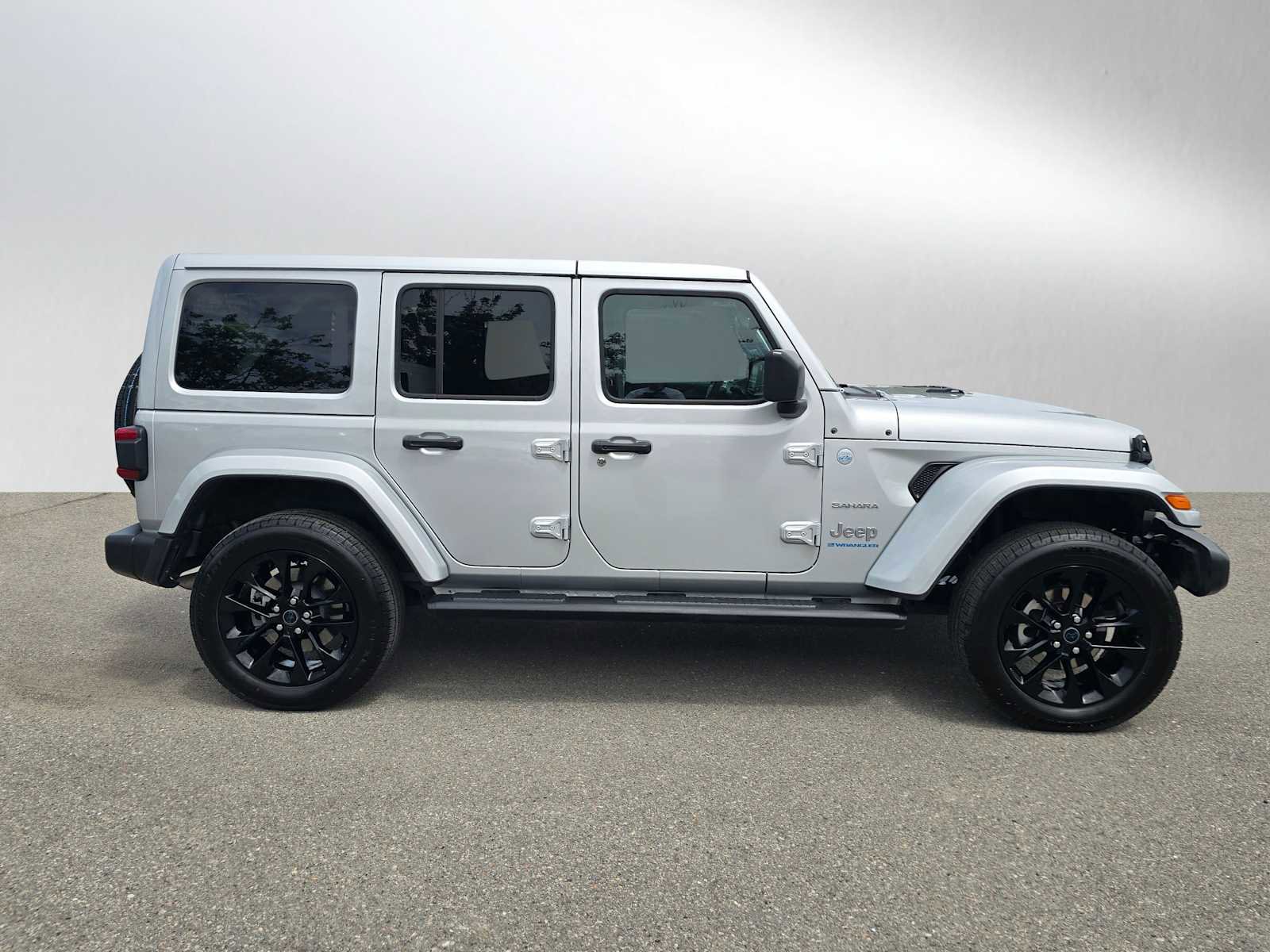 Used 2024 Jeep Wrangler Unlimited Sahara AWD/4WD image 2