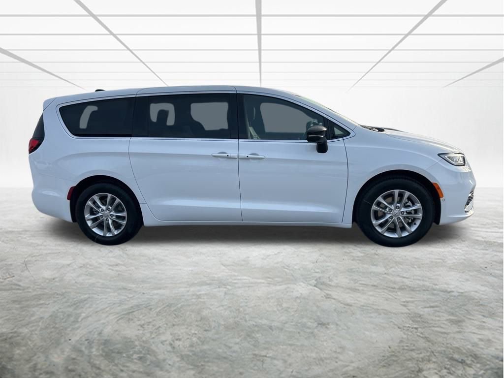 New 2026 Chrysler Pacifica Select image 3