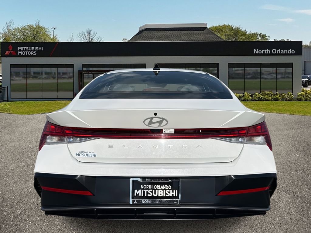 Used 2024 Hyundai Elantra SEL w/ Convenience Package image 4