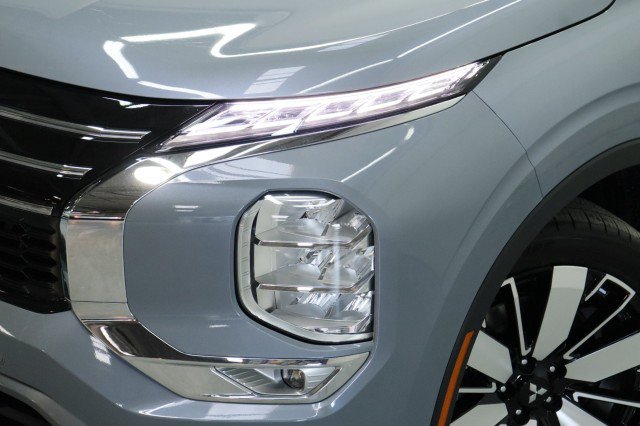 New 2026 Mitsubishi Outlander SE FWD image 2