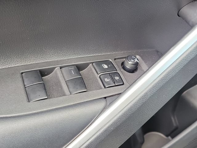 Used 2022 Toyota Corolla Cross LE w/ Moonroof Package FWD image 16