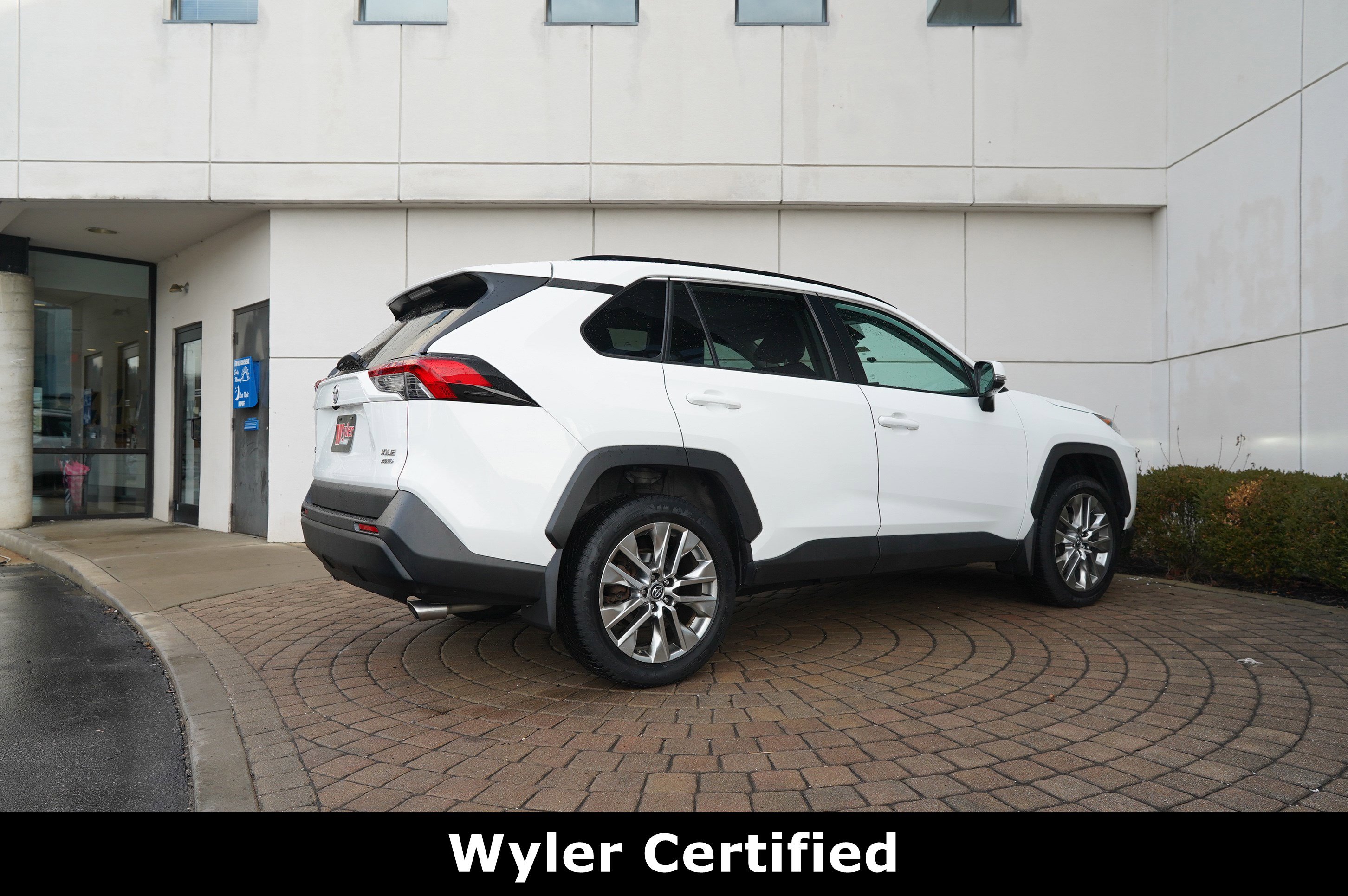 Used 2019 Toyota RAV4 XLE Premium image 3