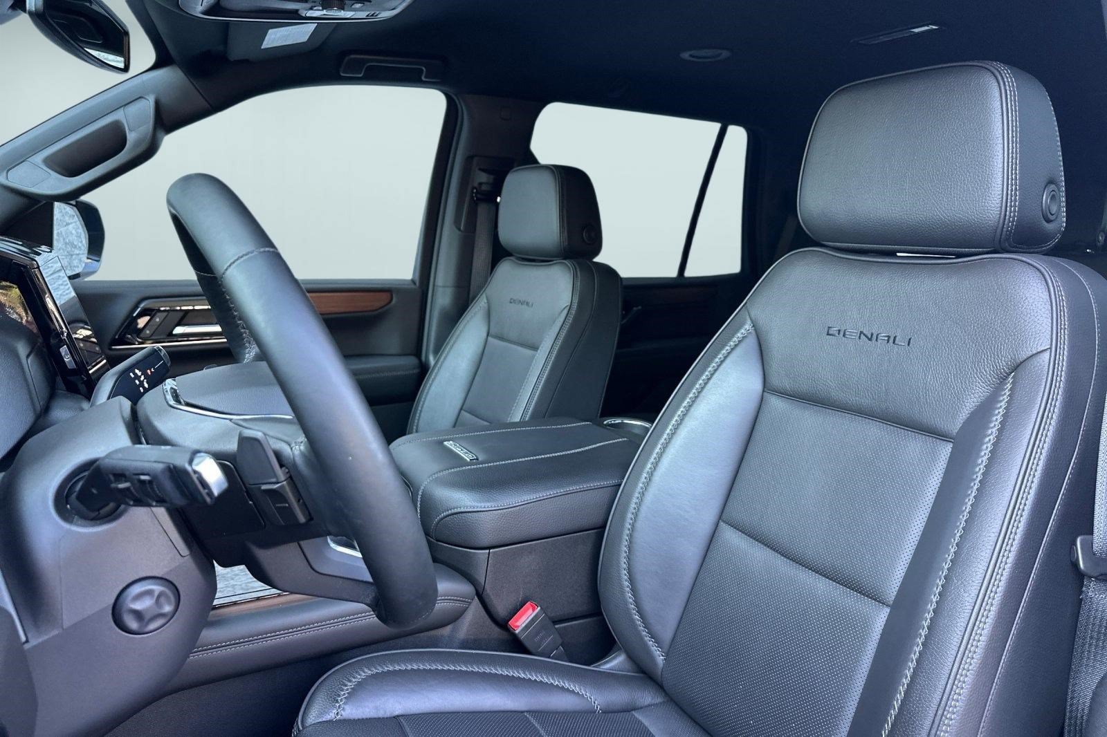 Used 2025 GMC Yukon Denali AWD/4WD image 5