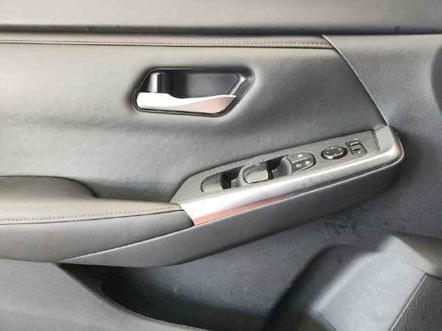 Used 2025 Nissan Sentra SR FWD image 18