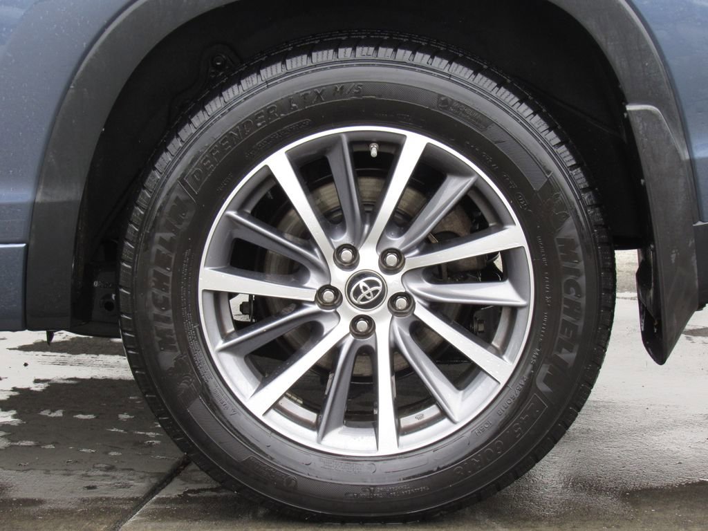 Used 2017 Toyota Highlander XLE AWD/4WD image 40