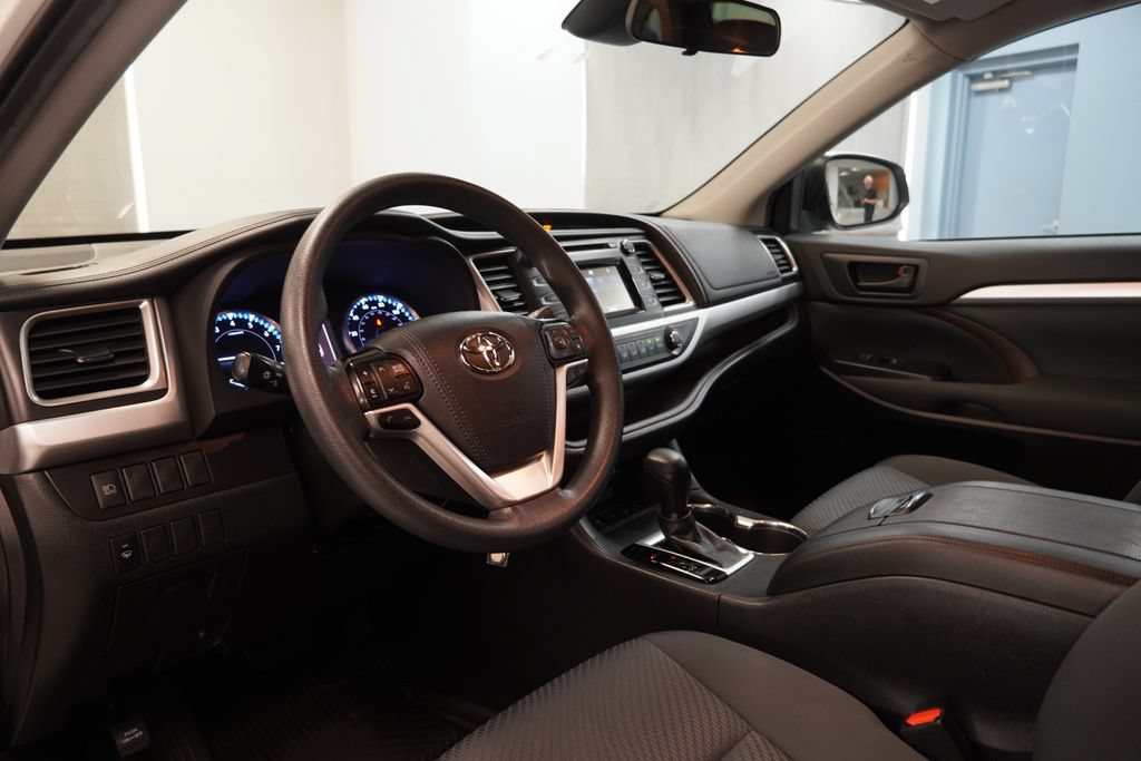 Used 2019 Toyota Highlander LE AWD/4WD image 6