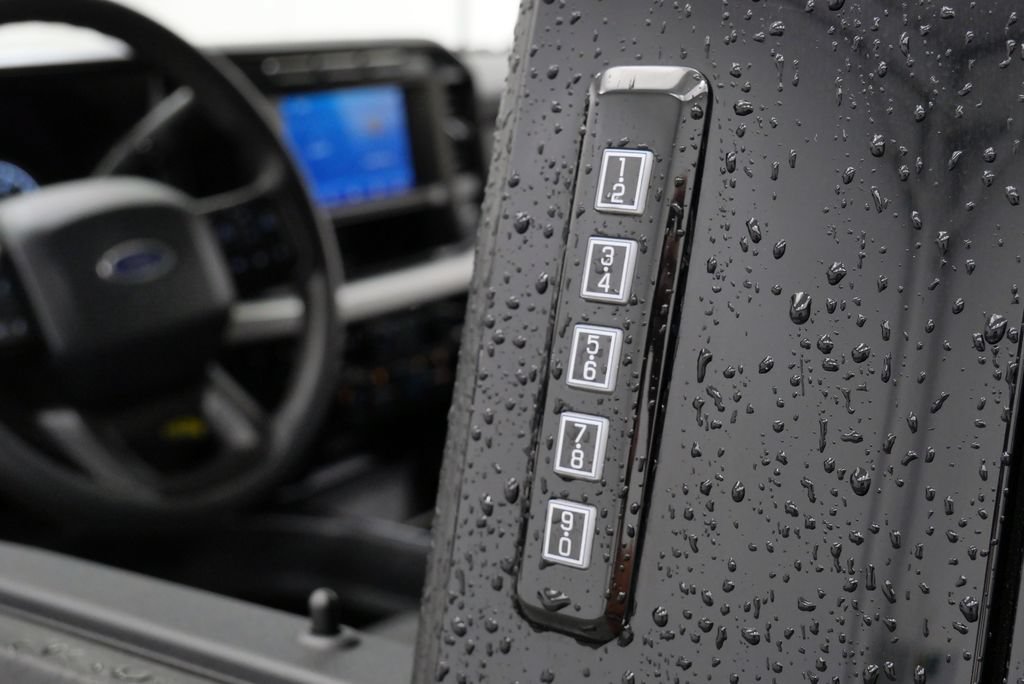 Used 2024 Ford F250 XLT AWD/4WD image 14