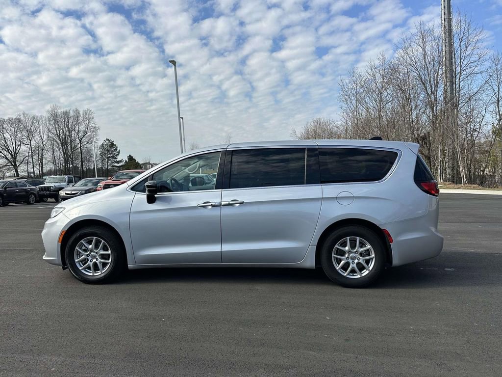Used 2024 Chrysler Pacifica Touring-L image 25