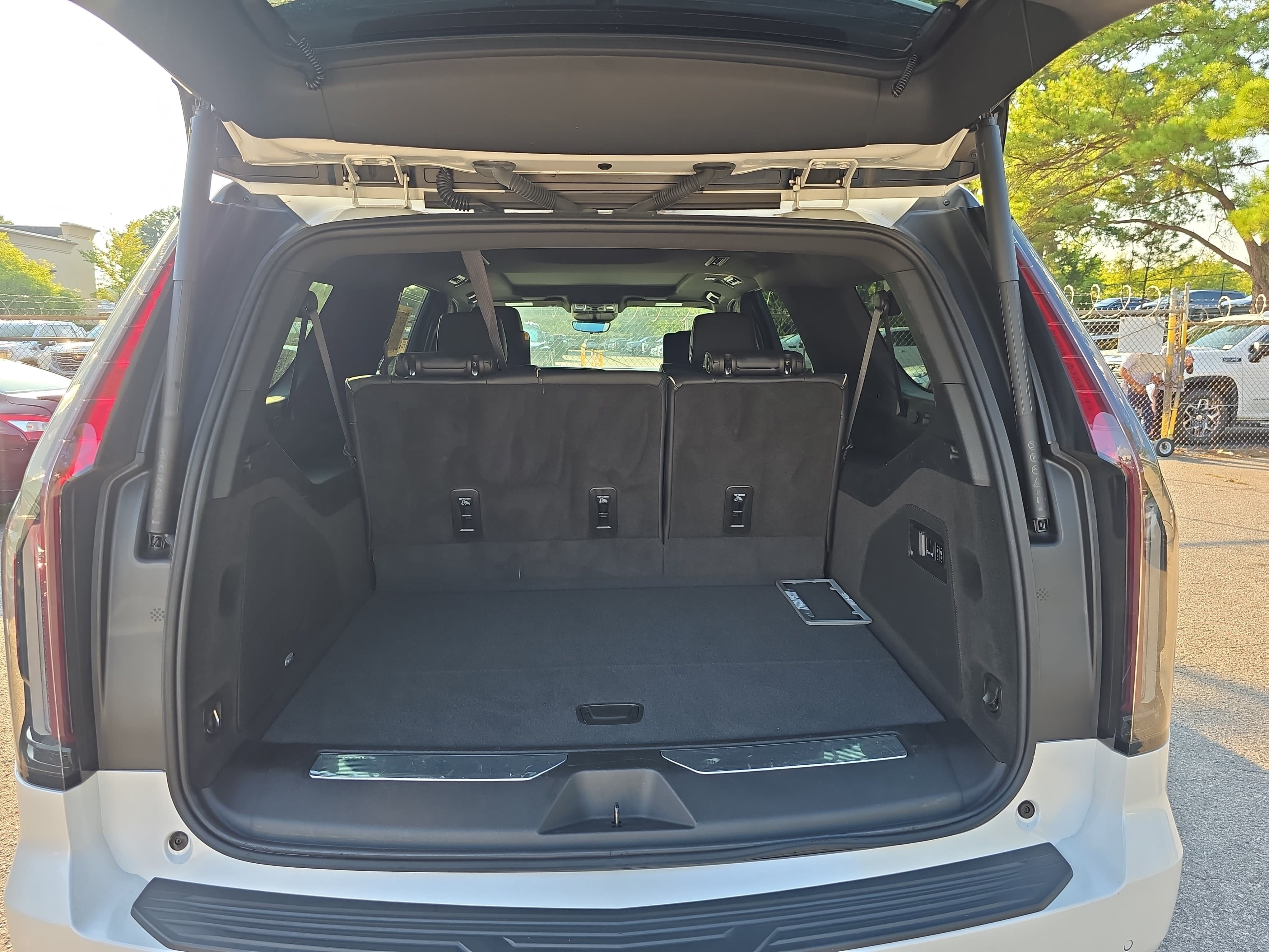 Certified 2024 Cadillac Escalade ESV Premium Luxury w/ Performance Package AWD/4WD image 13