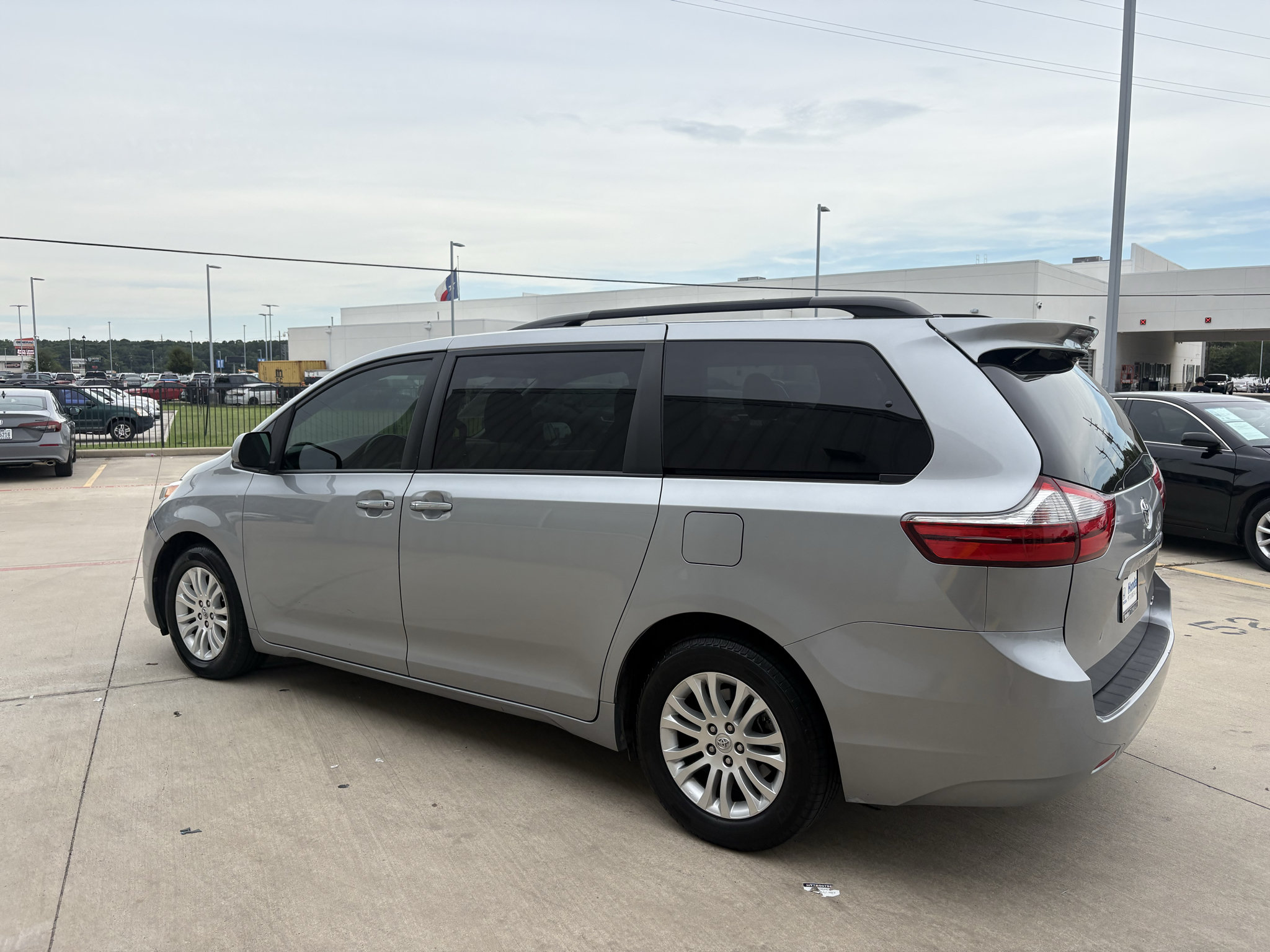 Used 2017 Toyota Sienna XLE FWD image 6