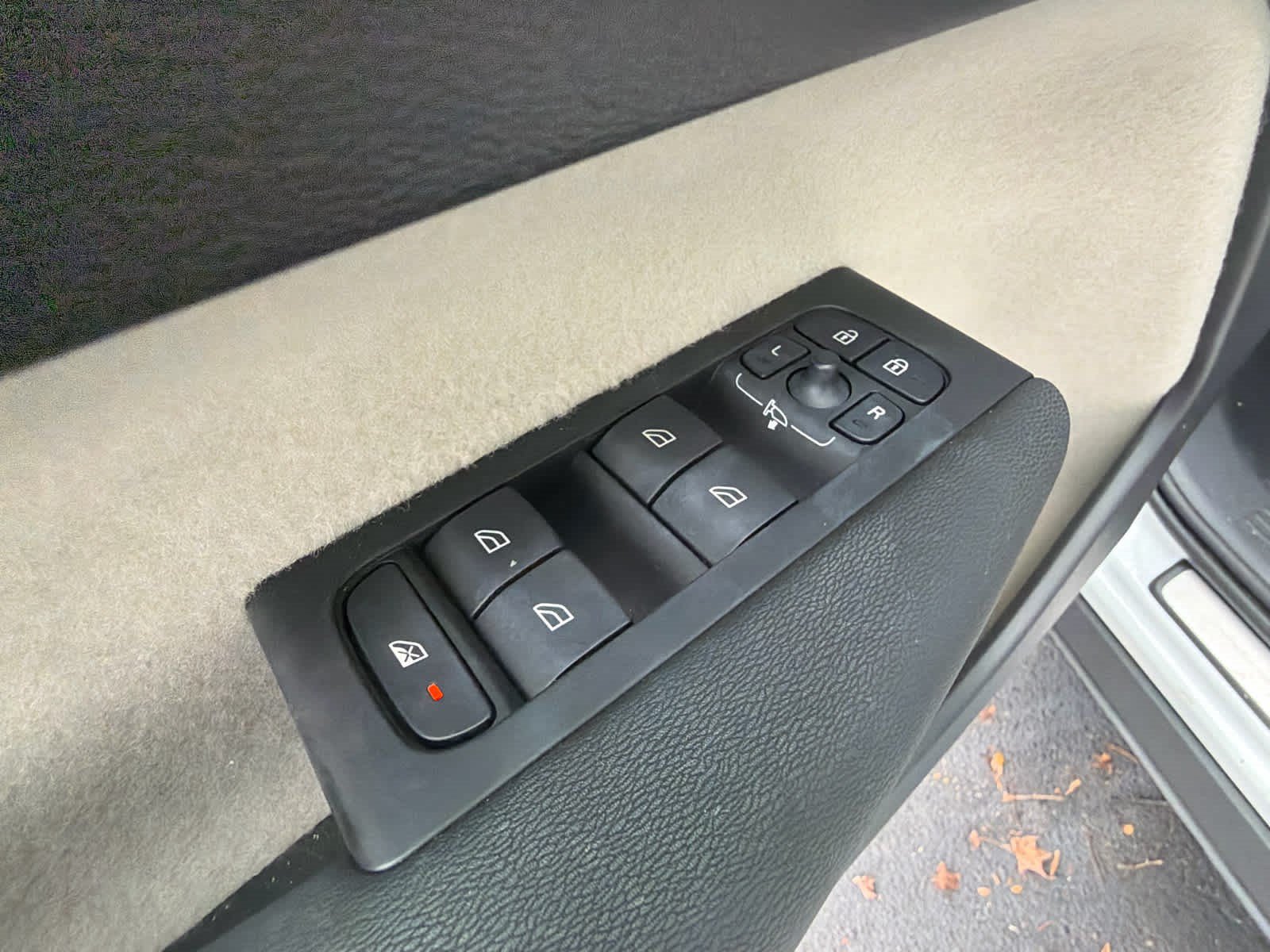 Used 2024 Volvo XC40 B5 Plus AWD/4WD image 26