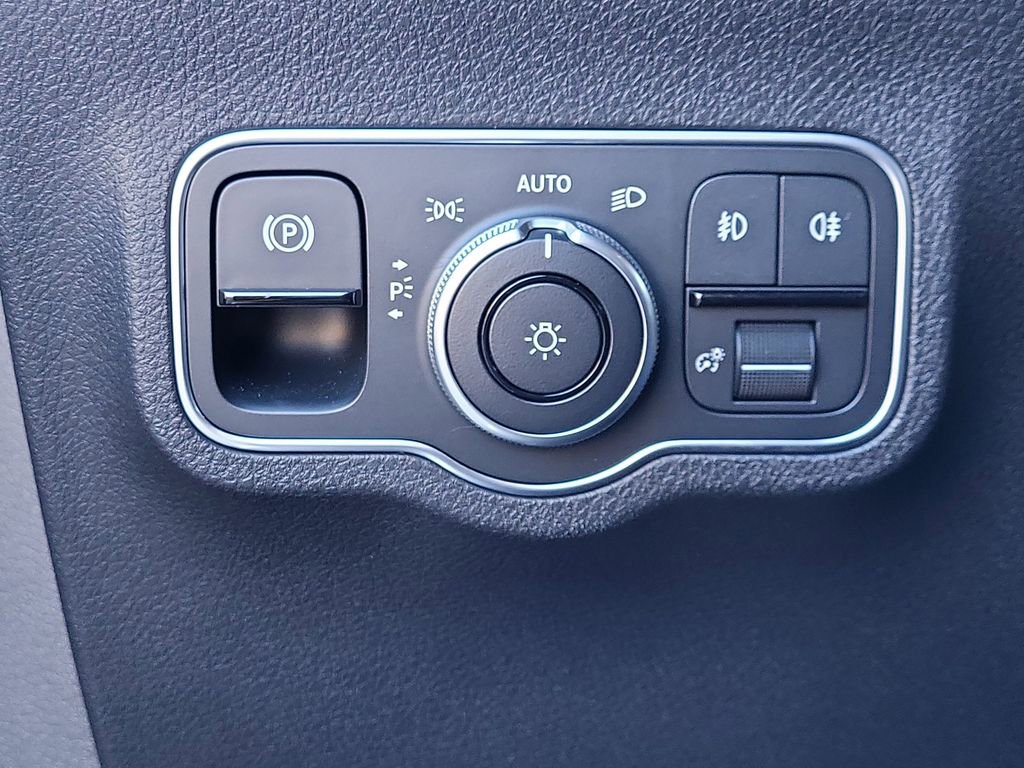 Certified 2025 Mercedes-Benz GLB 250 4MATIC image 22