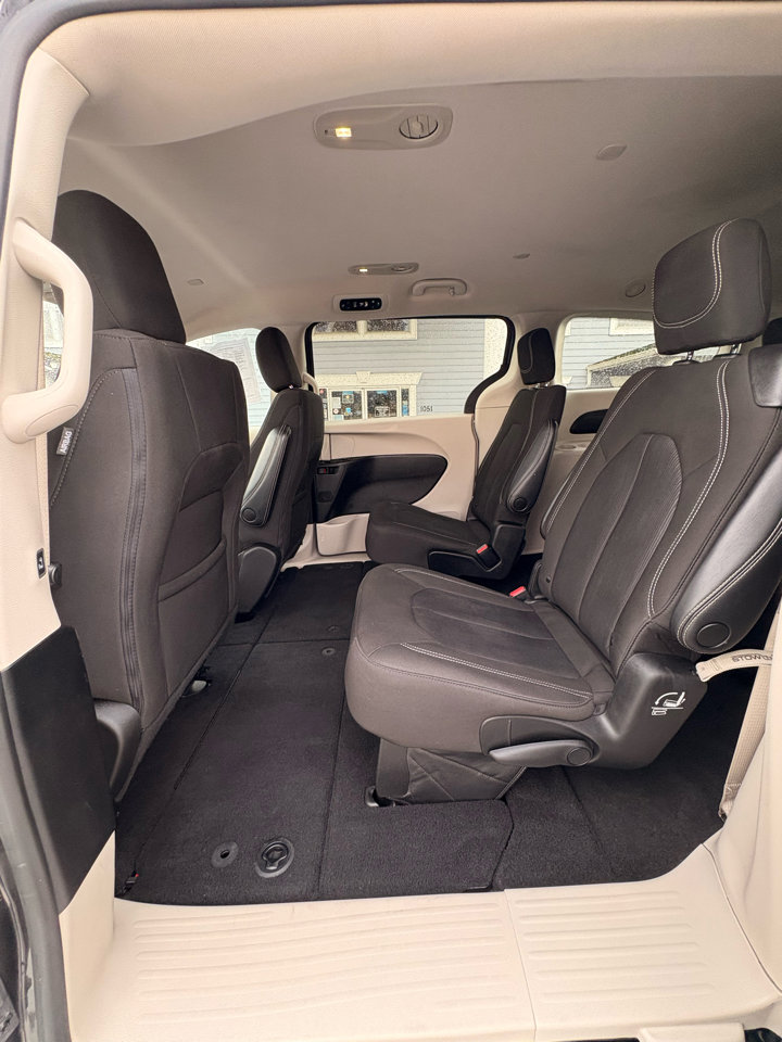 Used 2022 Chrysler Voyager LX image 20