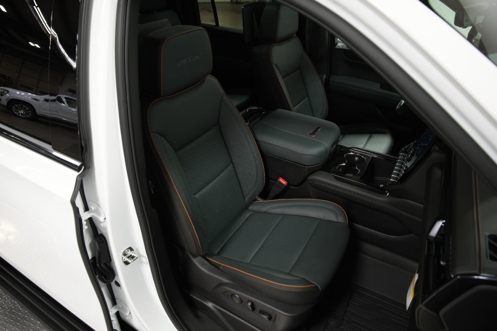 New 2026 GMC Yukon XL AT4 w/ AT4 Premium Plus Package AWD/4WD image 18