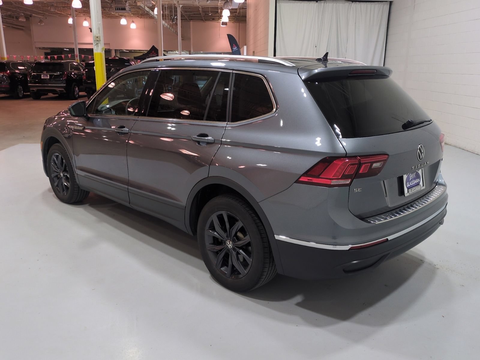 Used 2024 Volkswagen Tiguan SE w/ Panoramic Sunroof Package AWD/4WD image 5