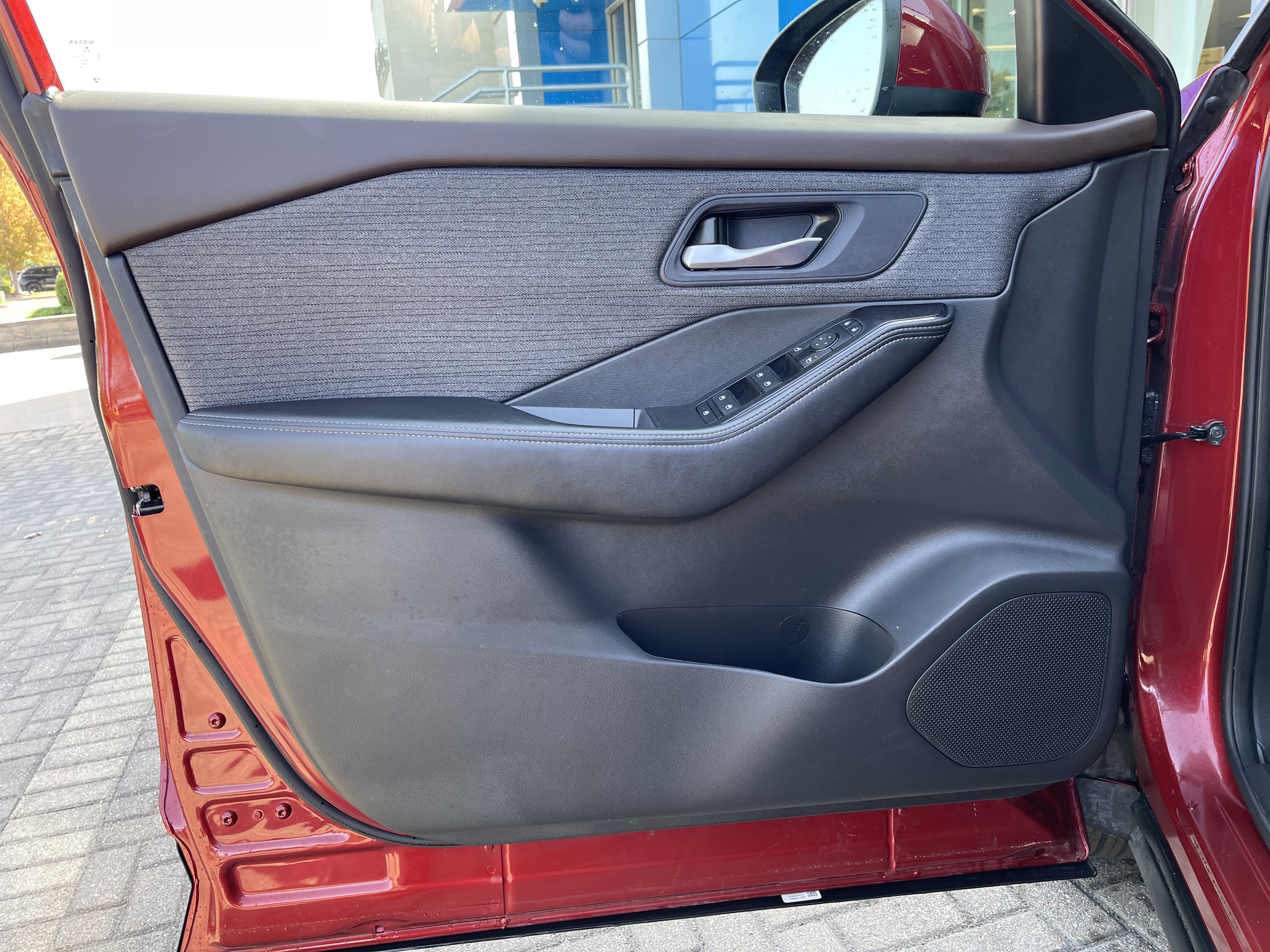 Used 2023 Nissan Rogue SV image 14