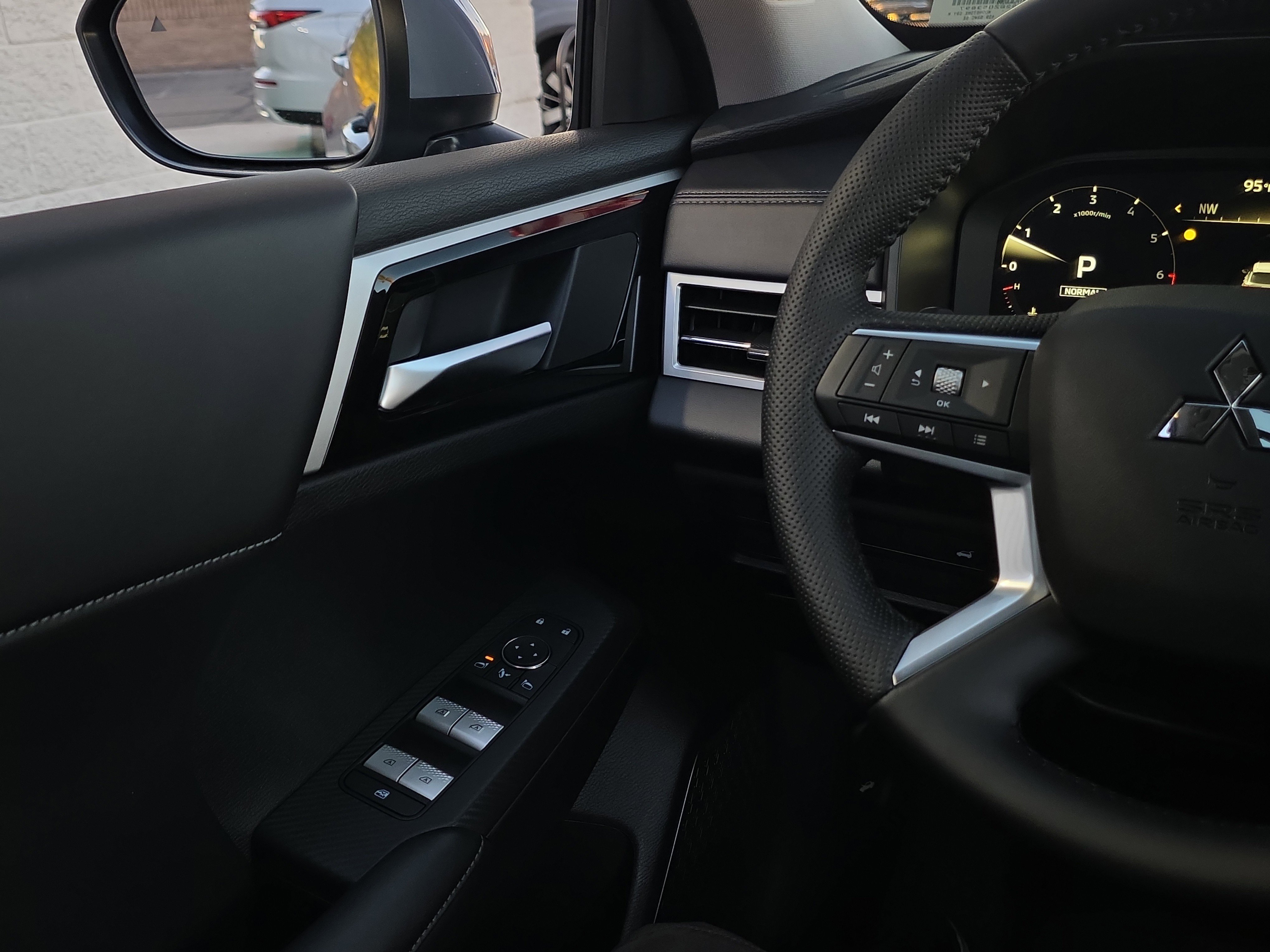 New 2025 Mitsubishi Outlander SE image 22