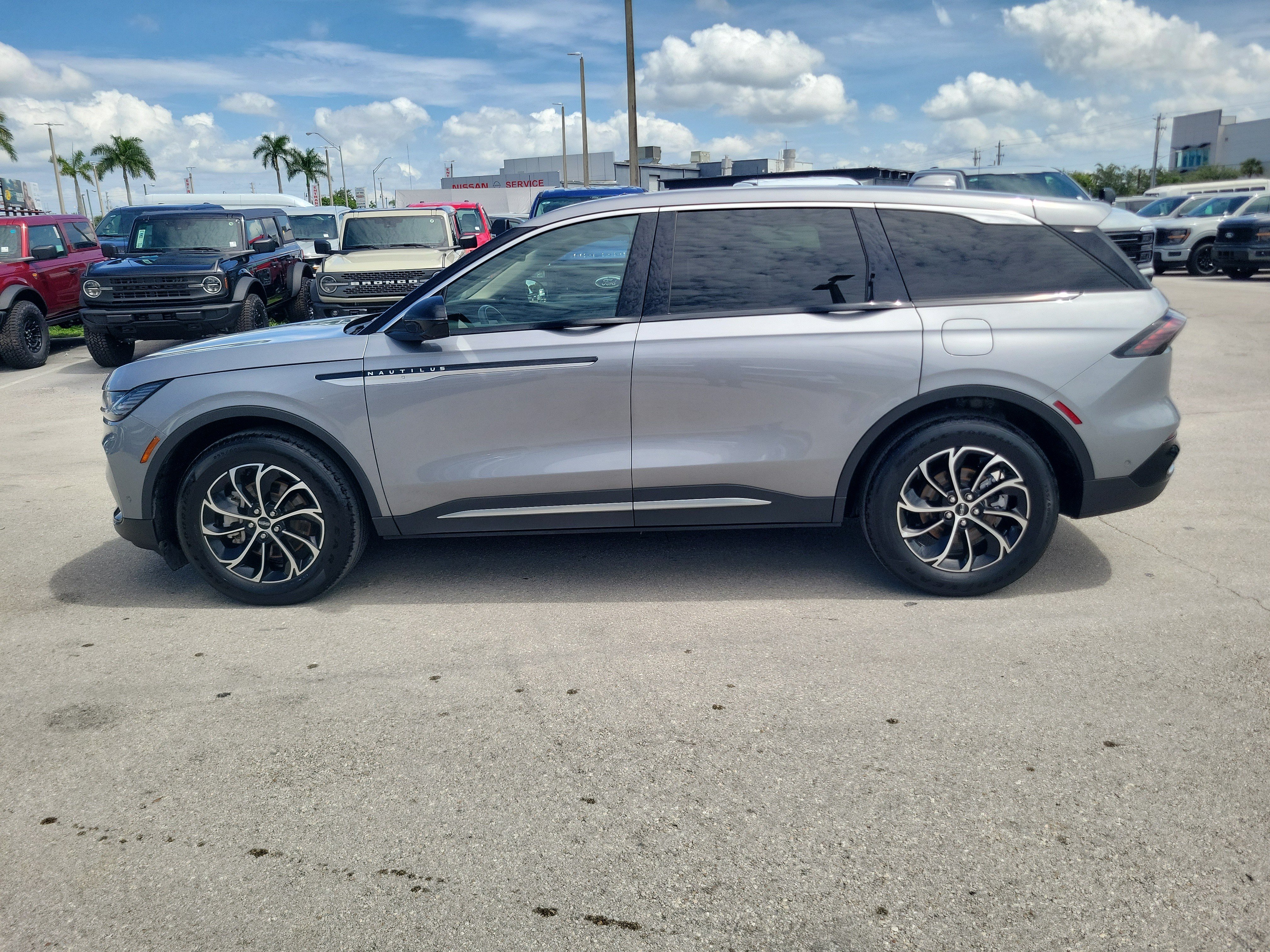 Used 2024 Lincoln Nautilus Premier AWD/4WD image 8