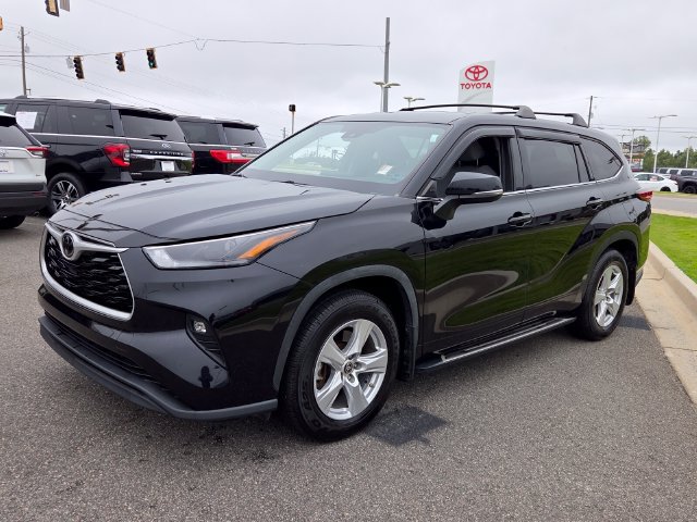 Used 2022 Toyota Highlander LE AWD/4WD image 3