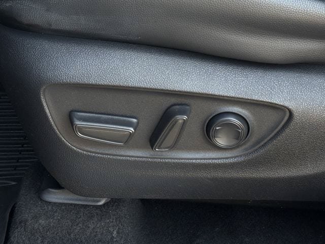 Used 2023 Toyota Highlander XLE FWD image 28