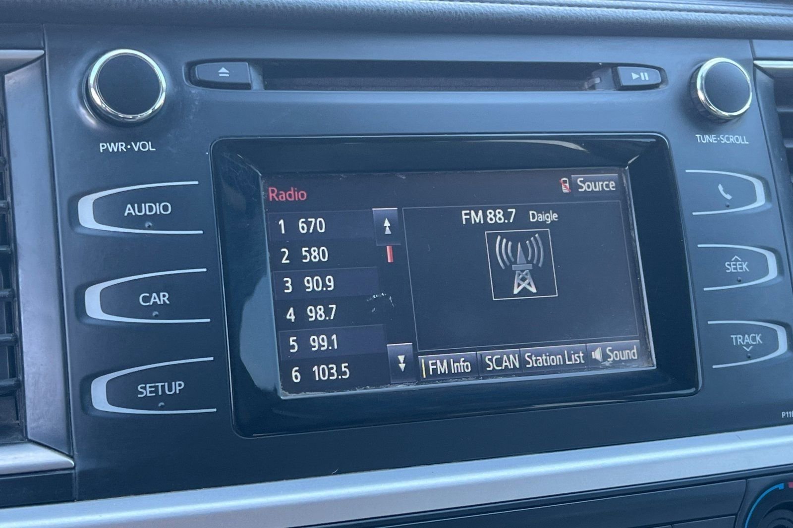 Used 2019 Toyota Highlander LE AWD/4WD image 17