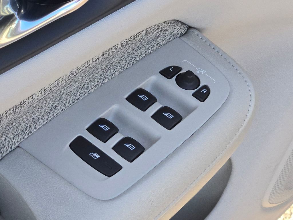 Used 2024 Volvo S60 B5 Core image 28