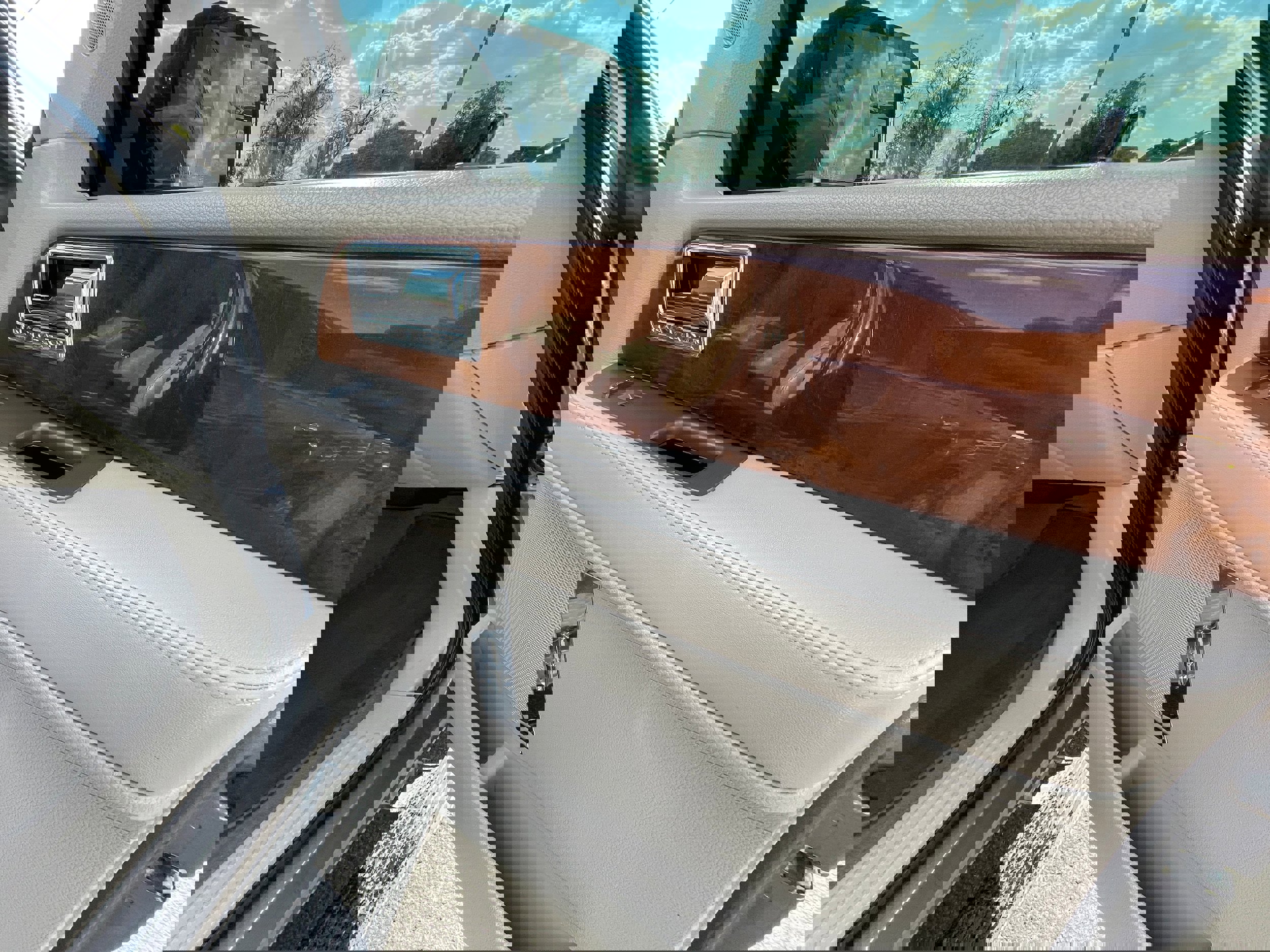 Used 2014 Lincoln Navigator 2WD image 25