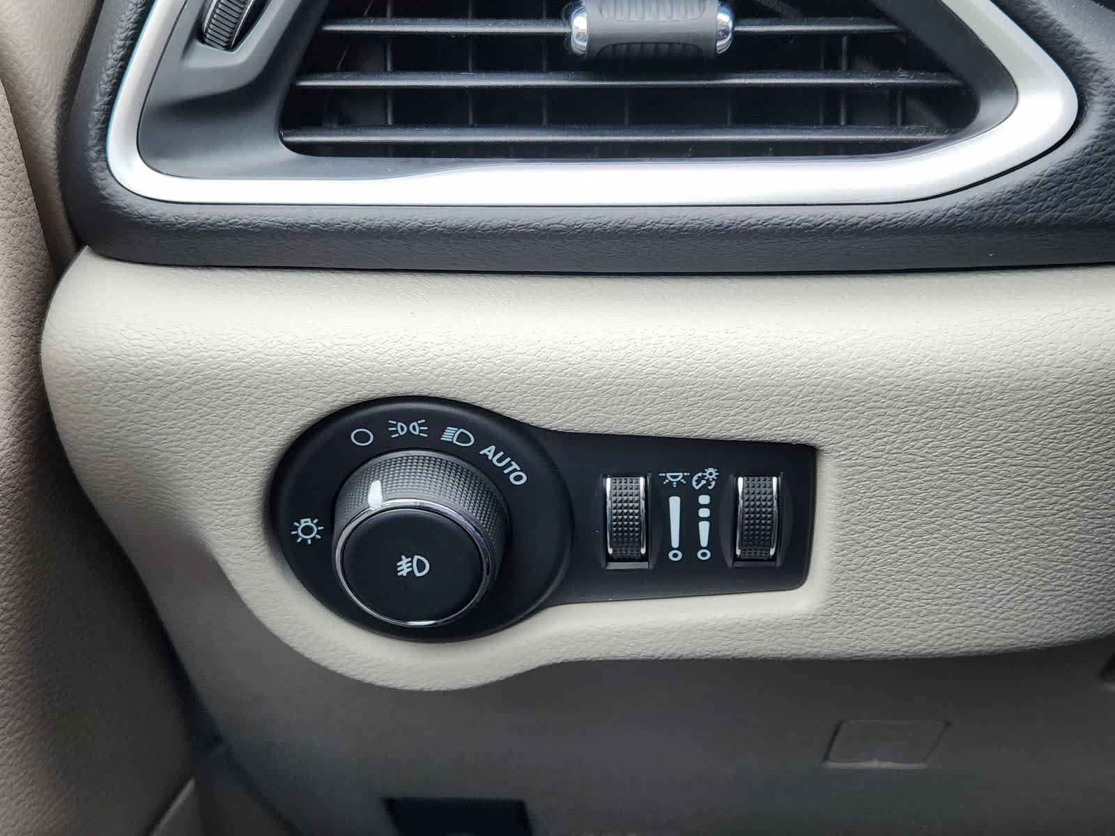 Used 2022 Chrysler Pacifica Touring-L FWD image 21