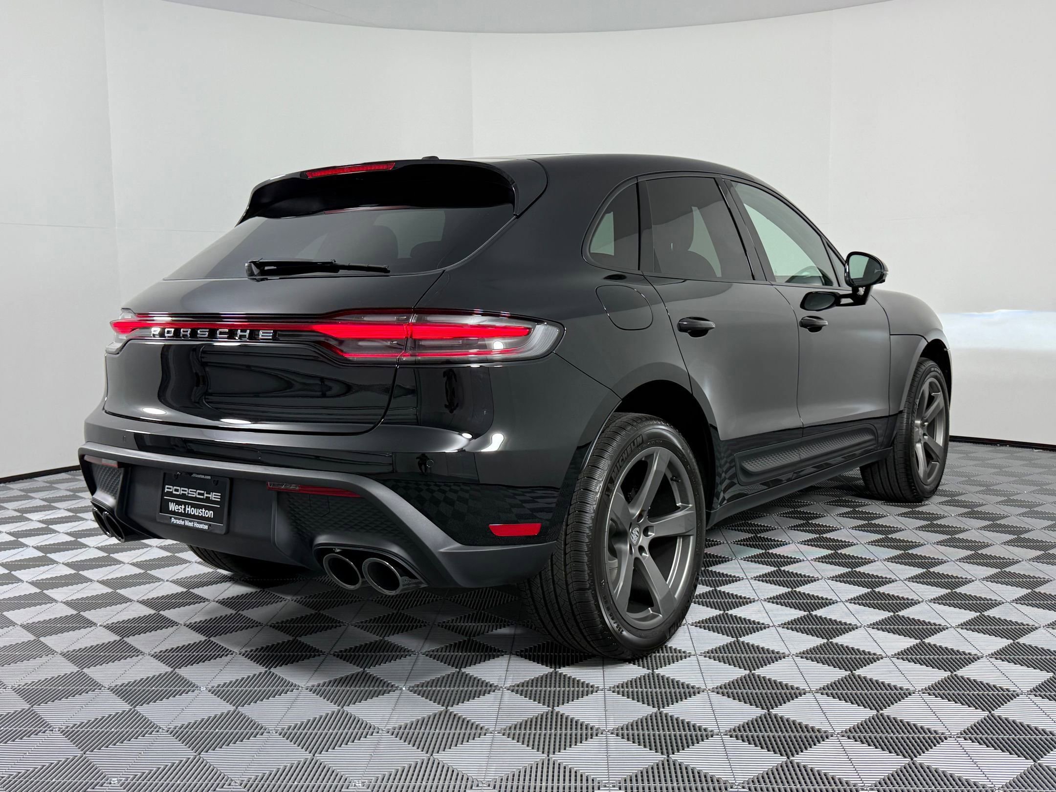Certified 2026 Porsche Macan AWD/4WD image 9