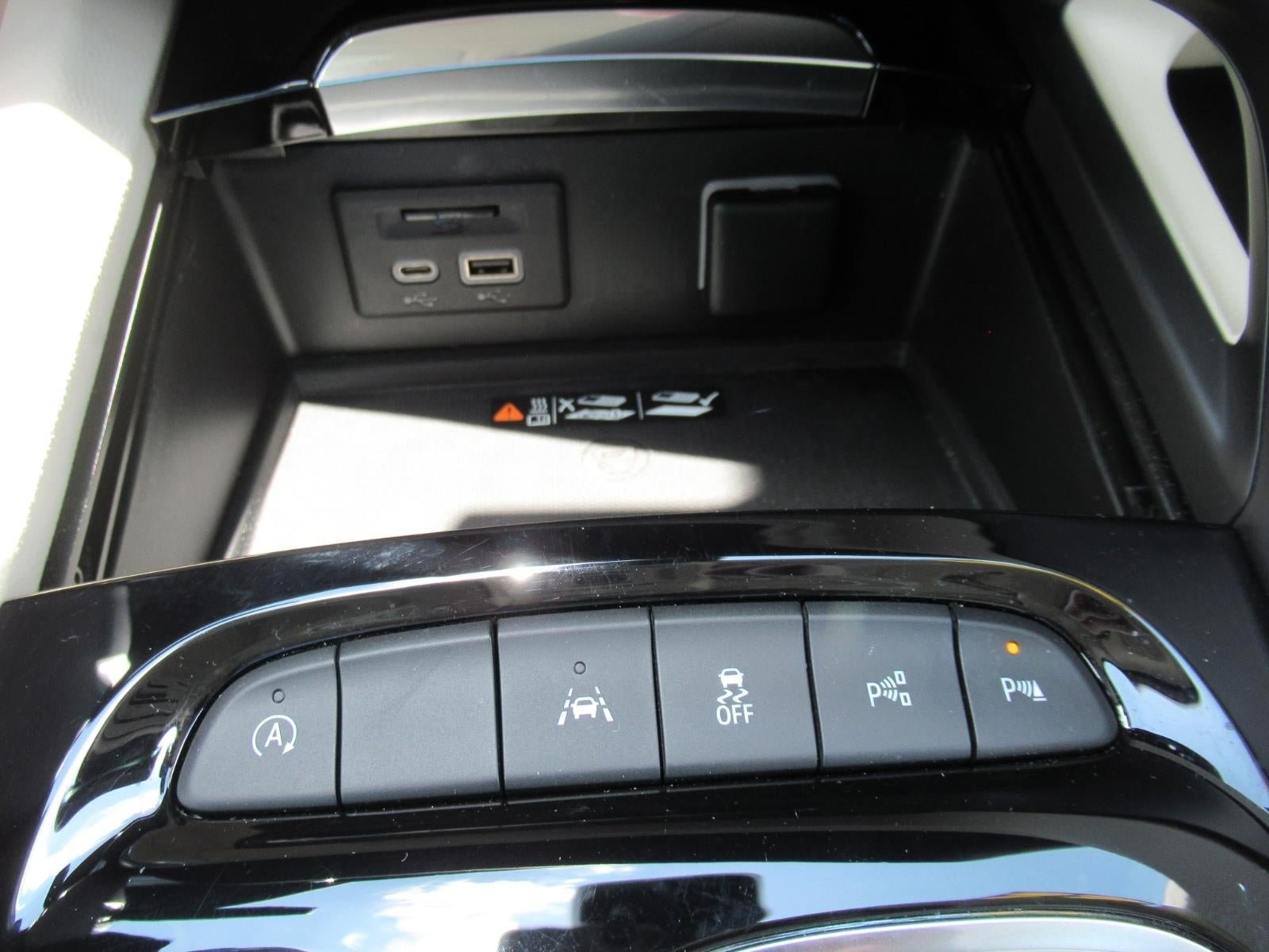 Used 2022 Buick Envision Avenir w/ Technology Package II FWD image 28