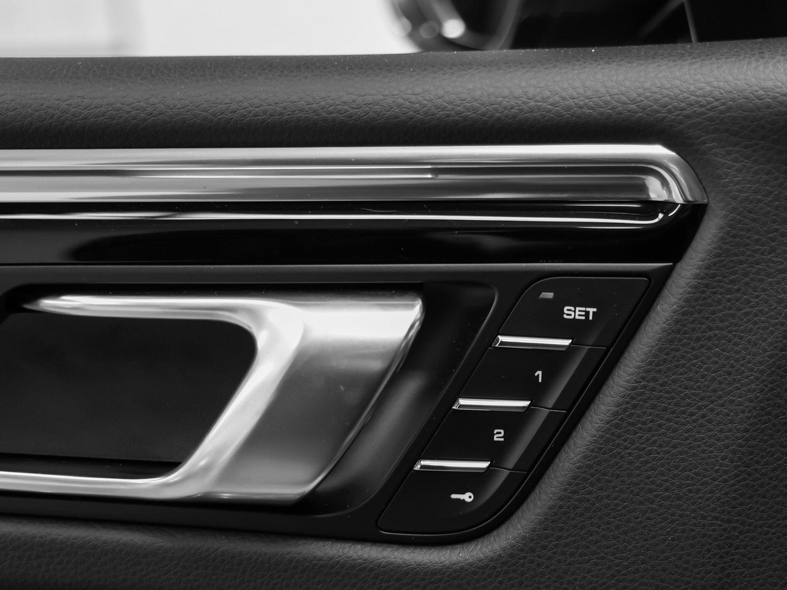 Used 2025 Porsche Macan image 24