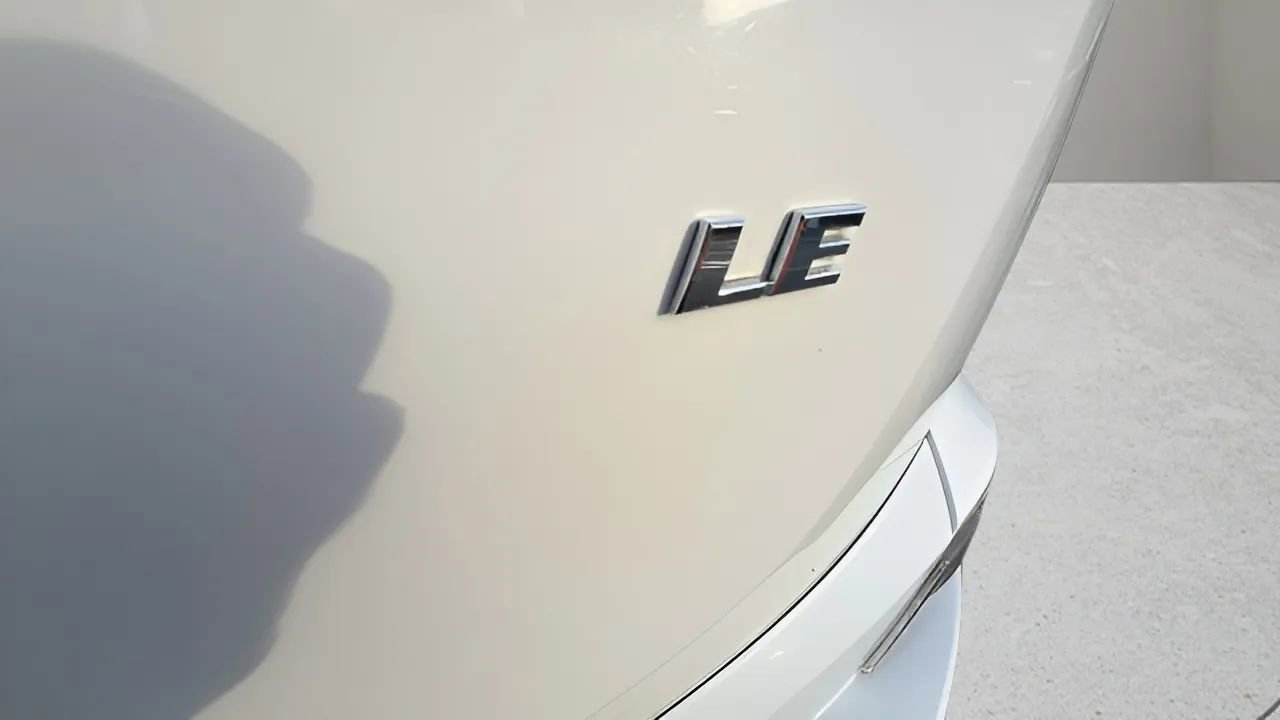 Used 2018 Toyota RAV4 LE image 17