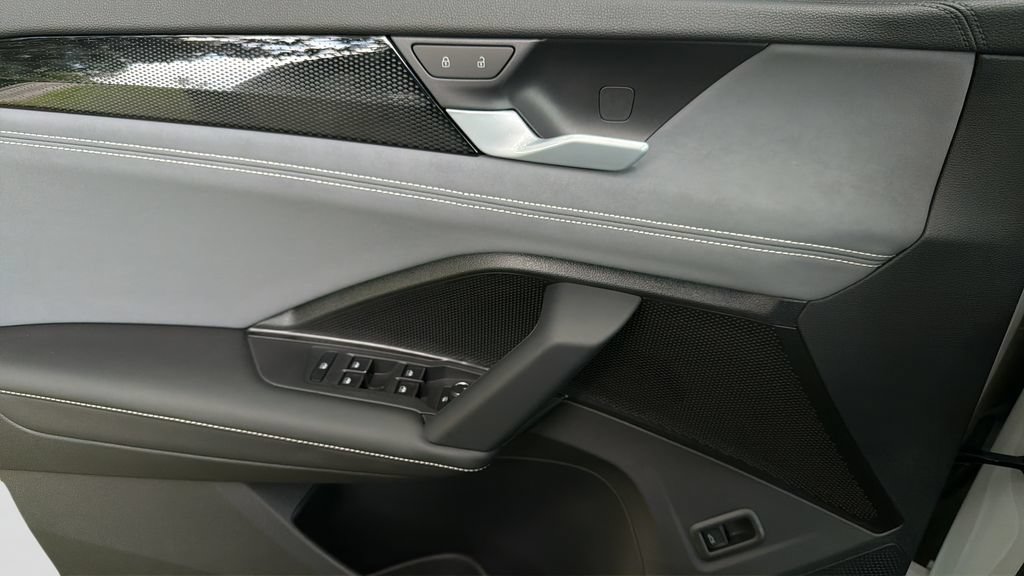 New 2026 Volkswagen Tiguan SE R-Line FWD image 20
