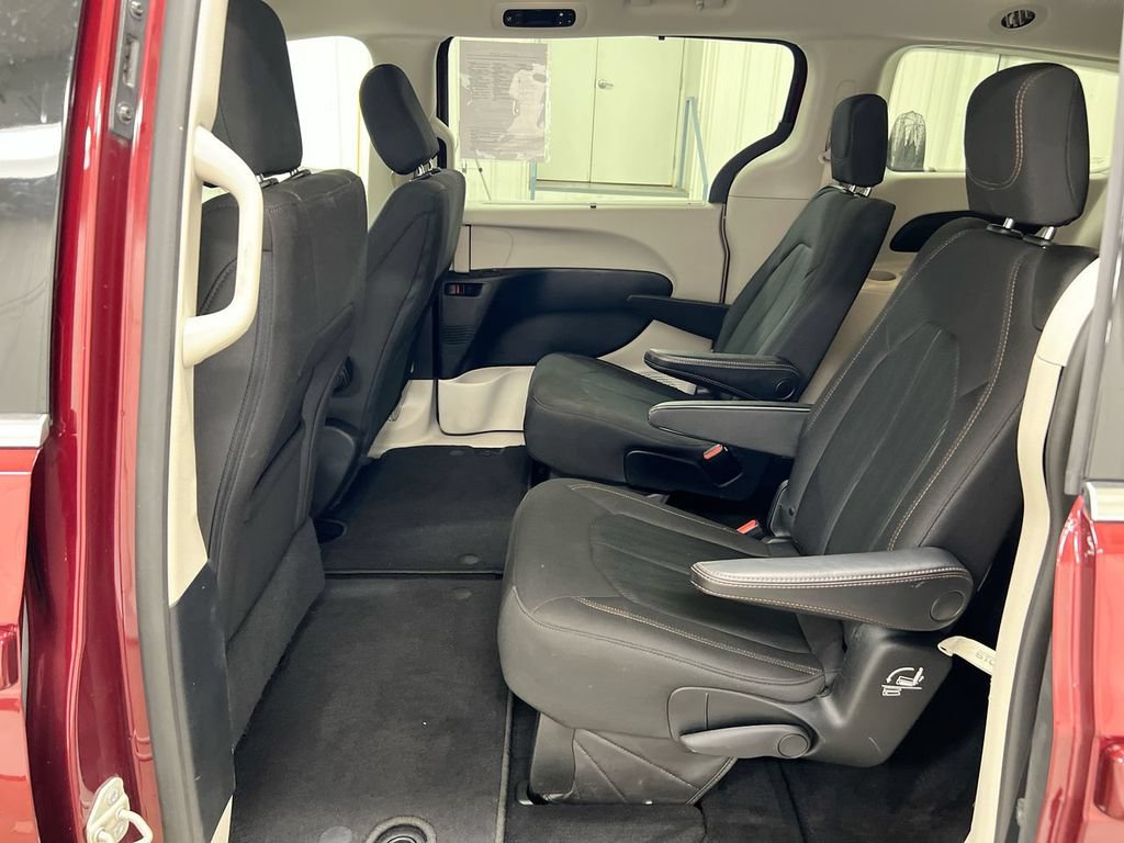 Used 2020 Chrysler Pacifica Touring w/ Advanced Safetytec Group FWD image 23